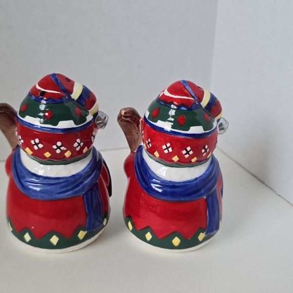 CHRISTMAS VILLAGE CERAMIC SNOWMAN WITH SKIS SALT AND PEPPER SHAKERS CHRISTMAS - Picture 2 of 9